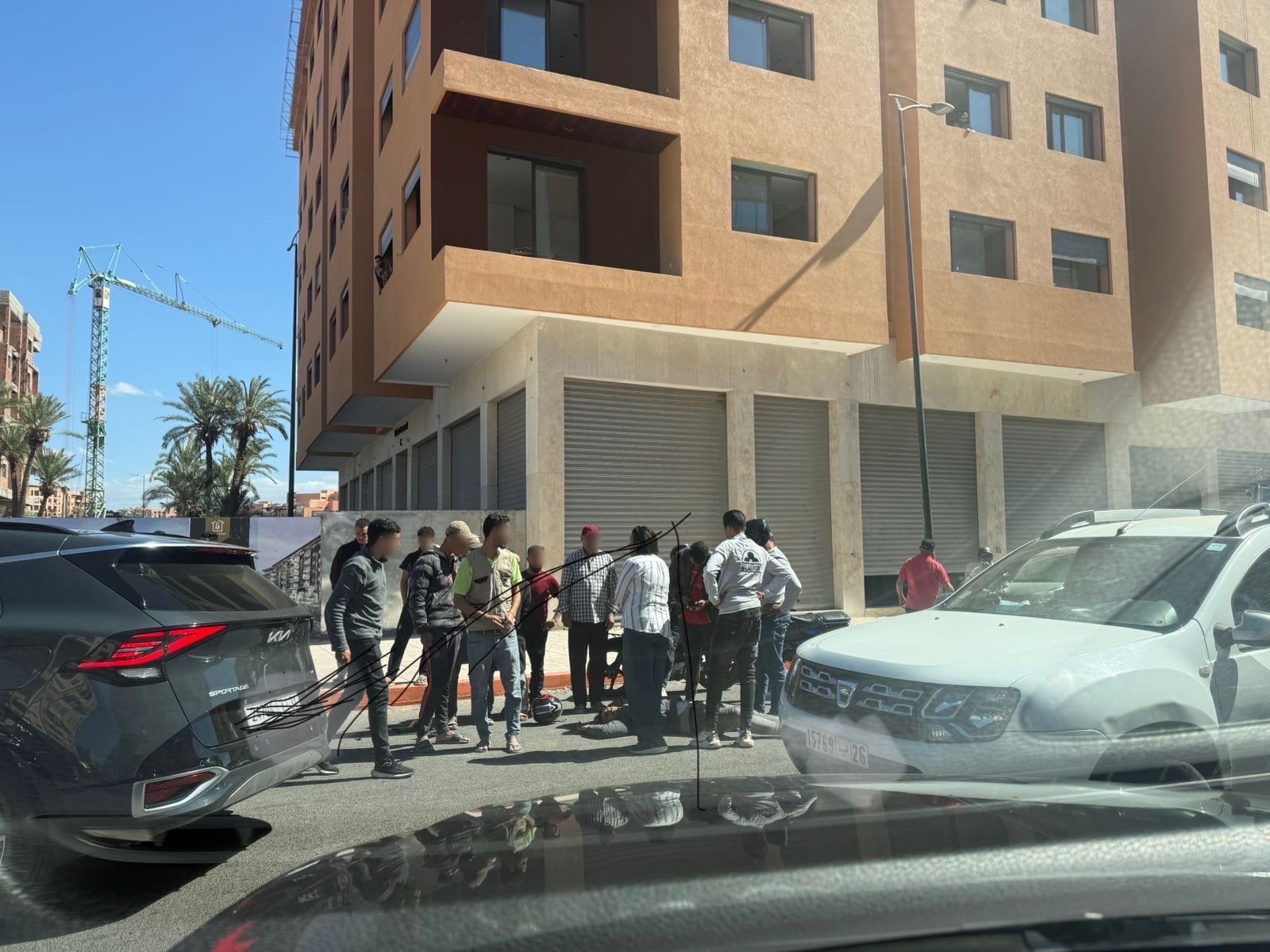 حادثة سير مروعة بجنان أوراد مراكش.. اصطدام دراجة نارية بسيارة يخلف إصابة خطيرة