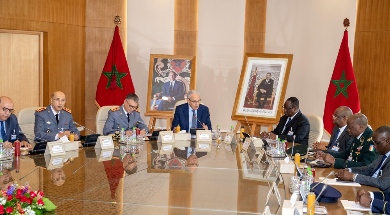 المغرب وكوت ديفوار يوقعان اتفاقًا عسكريًا استراتيجيًا لتعزيز التعاون الدفاعي المشترك