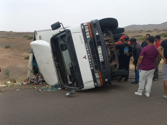 حادث سير يخلف أضراراً مادية بشاحنة محمّلة بالخمور ضواحي مراكش