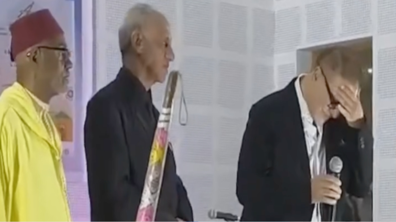 دموع البشير عبدو تهز حفل تكريمه بمراكش.. وتأثر عميق لغياب سعد لمجرد