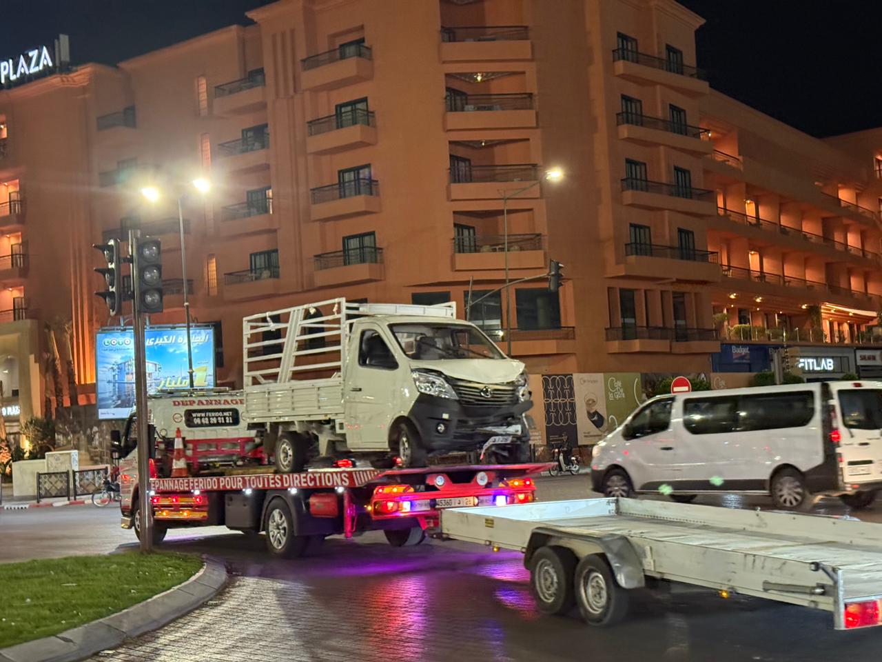 حادث سير مروع بمراكش.. شاحنة صغيرة تصطدم بمدارة محطة القطار وتصيب عدة أشخاص