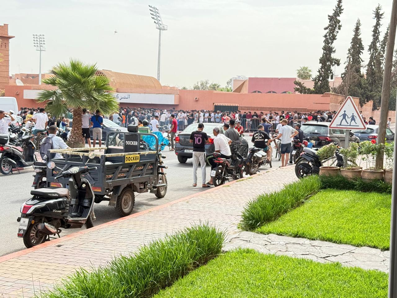 ازدحام غير مسبوق في شبابيك بيع تذاكر مباراة الكوكب والنهضة البركانية بمراكش