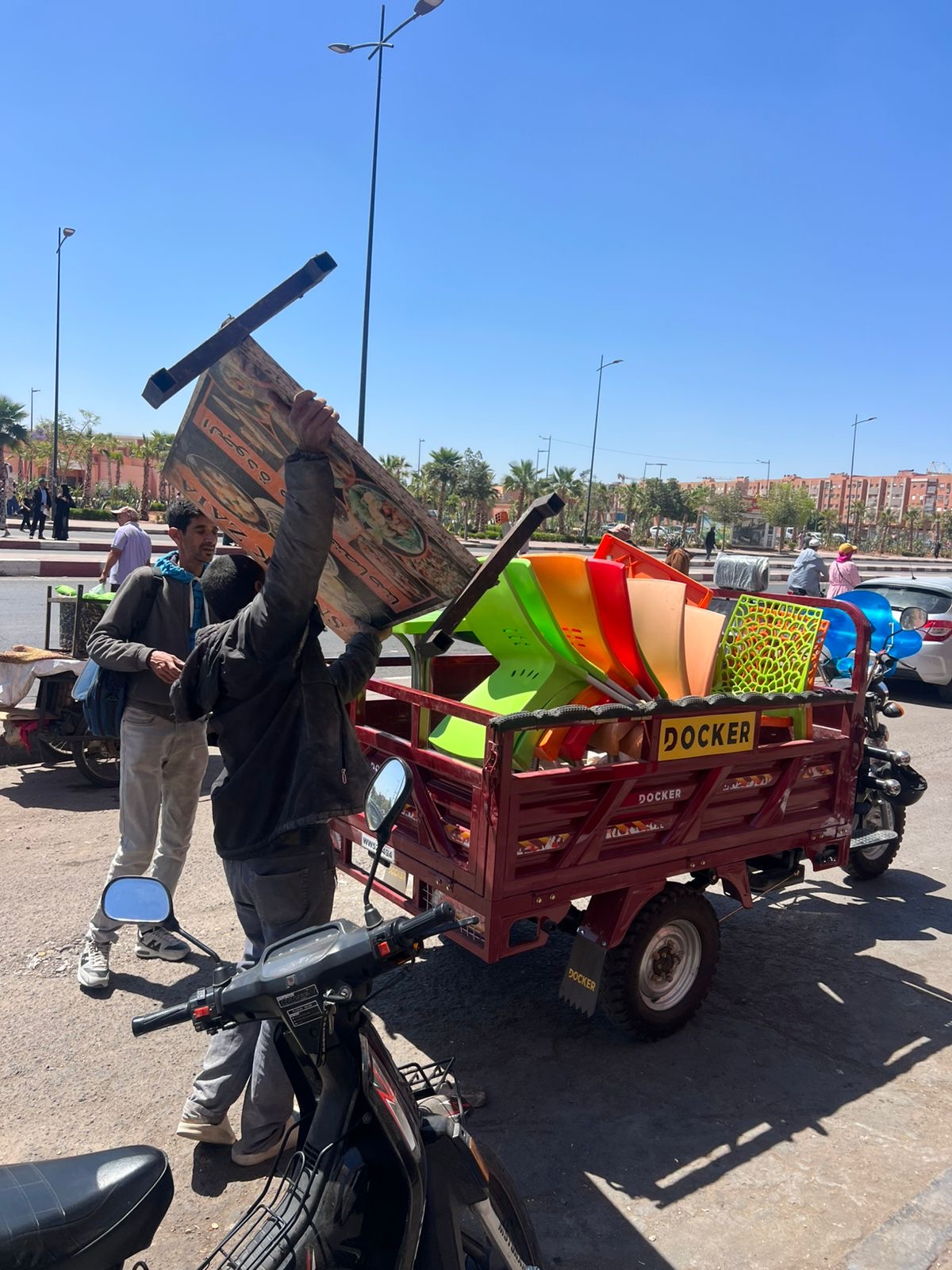 تحرير الملك العمومي بمنطقة الأقواس وشارع كماسة وحدائق الشريفية تحت إشراف قائد الملحقة الإدارية بوعكاز