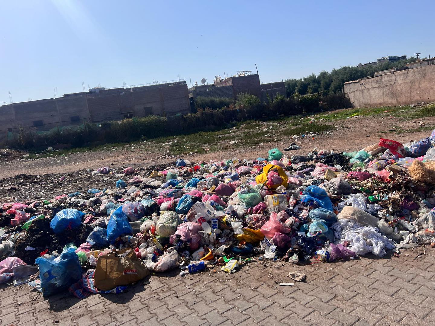 ساكنة دوار كوكو بتسلطانت تعيش تحت وطأة تراكم الأزبال وتطالب بتدخل عاجل