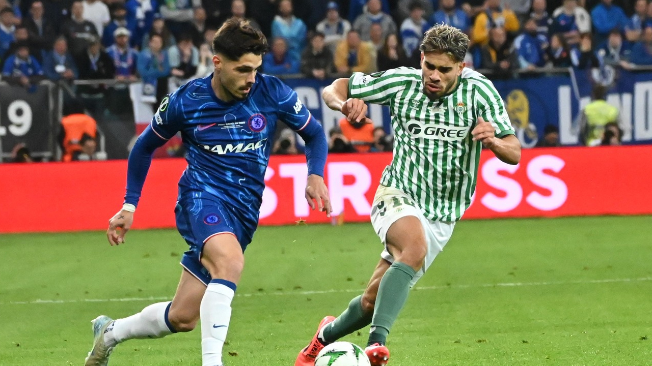 تشيلسي يتوج بلقب دوري المؤتمر الأوروبي برباعية في شباك ريال بيتيس