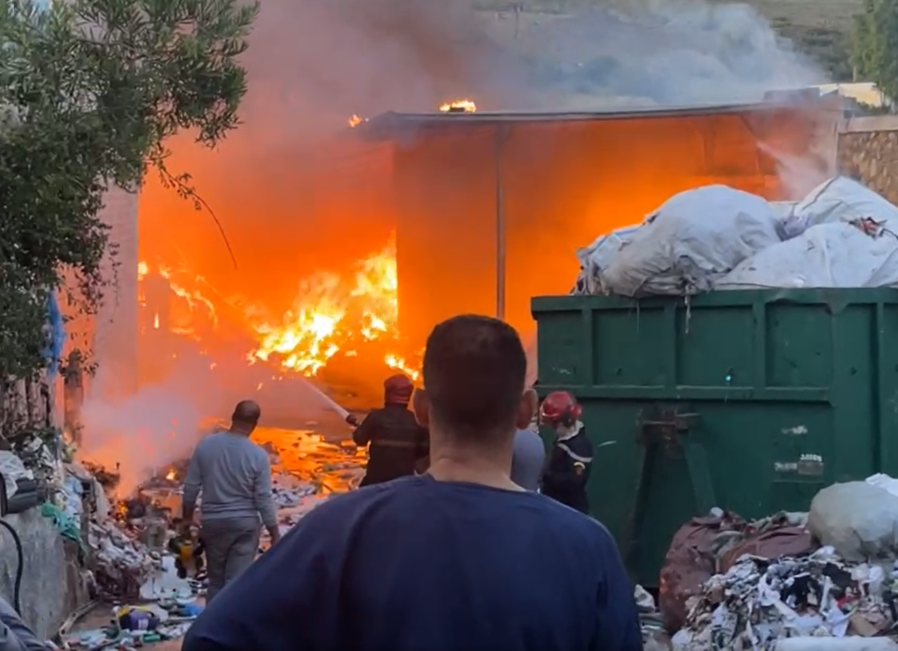 إخماد حريق هائل في منزل مهجور وتوقيف مشتبه به بمراكش