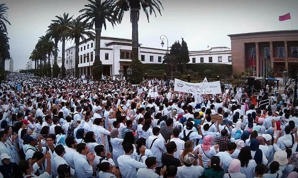 طلبة الطب والصيدلة يتلقون دعوة للاجتماع مع الوزارتين المعنيتين.. واللجنة الوطنية تحذر من عودة الاحتقان بسبب الالتزامات العالقة