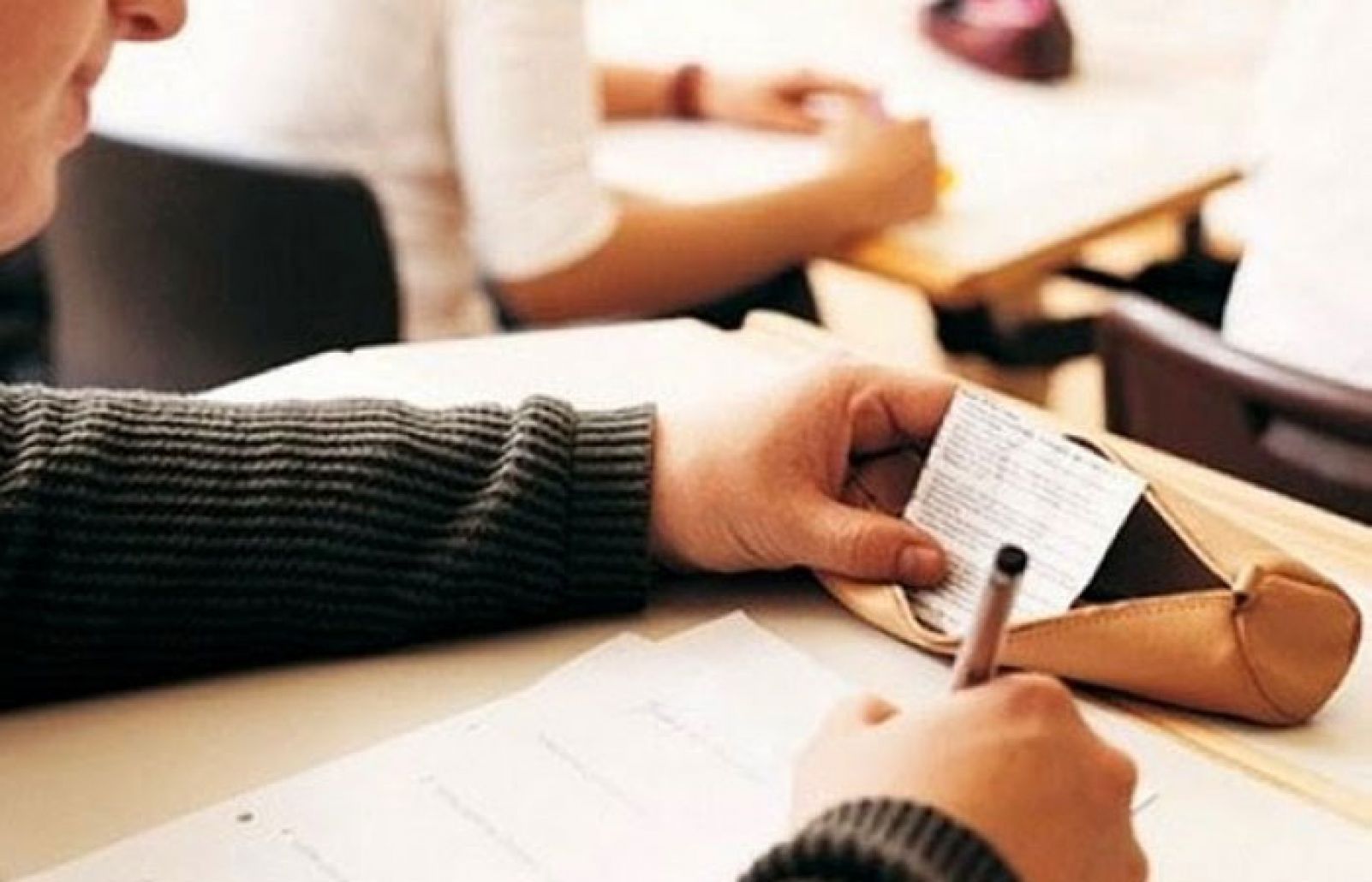 أمن أكادير يوقف مروجًا لأجهزة الغش الإلكتروني تحصينًا للامتحانات الإشهادية