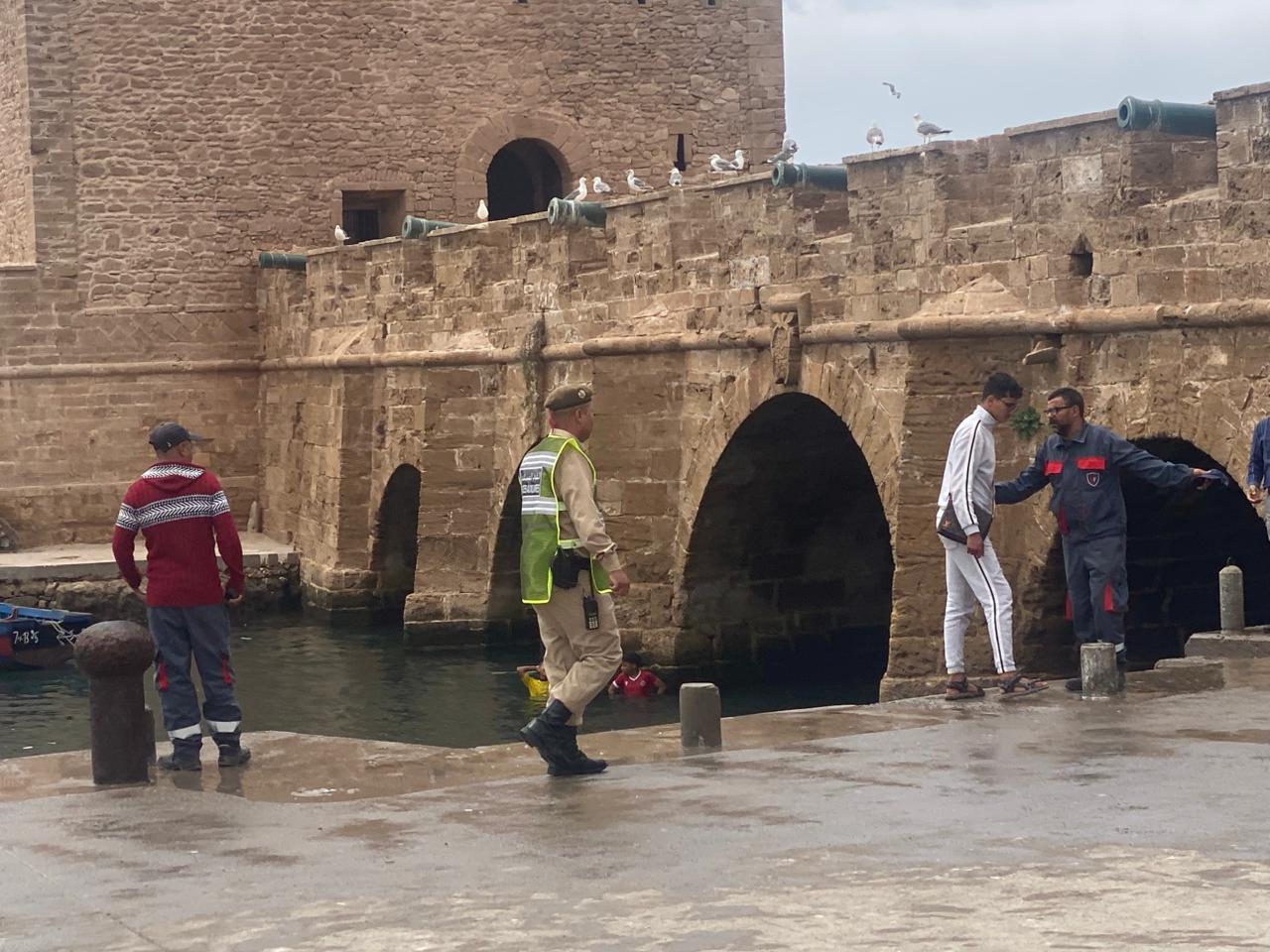 بالصور.. قرار بمنع السباحة في ميناء الصويرة.. السلطات تتحرك لتفادي المخاطر