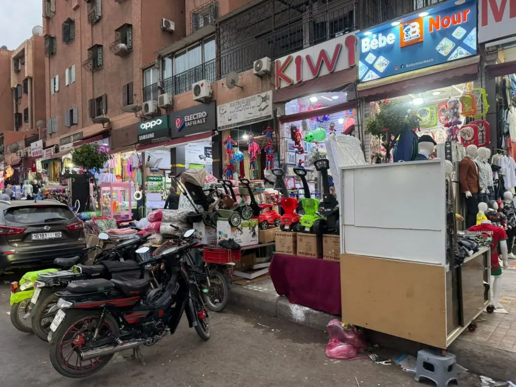 لوبي محتلي الملك العمومي بشارع الداخلة “الأحباس” يتحدى سلطات مراكش