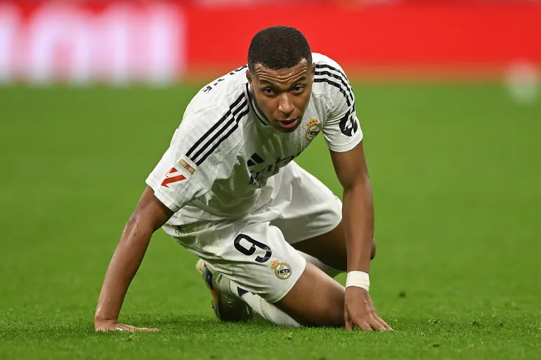 نُقل إلى المستشفى.. ريال مدريد يعلن تطورات الحالة الصحية لنجمه مبابي