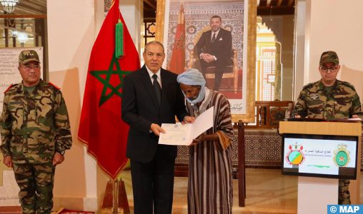 العيون.. تسليم شهادات ملكية بقع أرضية لذوي حقوق شهداء الأمة