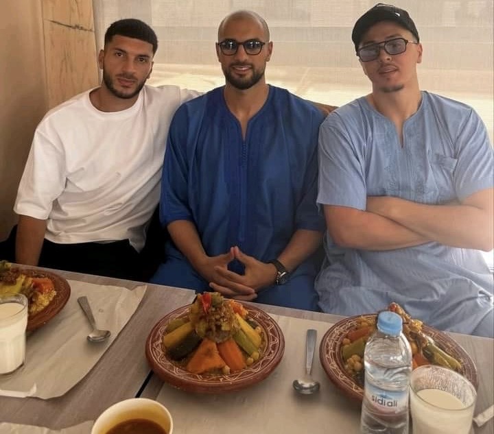بالصور.. سفيان أمرابط يؤدي صلاة الجمعة ويستمتع بعطلته بمدينة مراكش