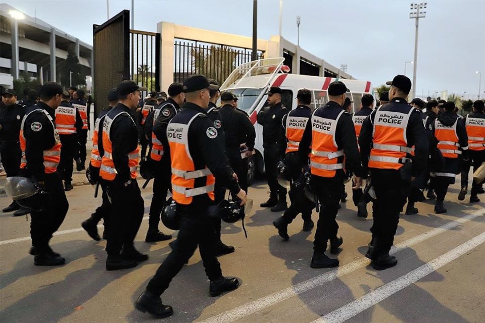الشغب الرياضي بالدار البيضاء… توقيف ثلاثة أشخاص متورطين في تبادل العنف بالشارع العام وإلحاق خسائر مادية بممتلكات الغير
