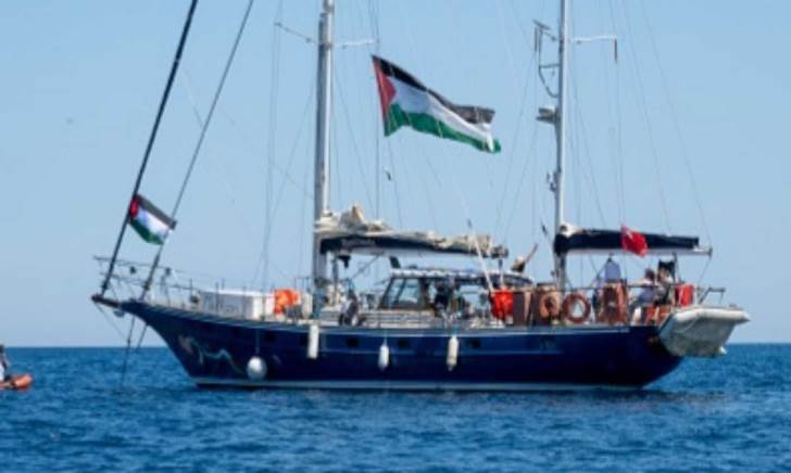 إسرائيل تصد سفينة “مادلين” وتطالبها بالرحيل عن قطاع غزة