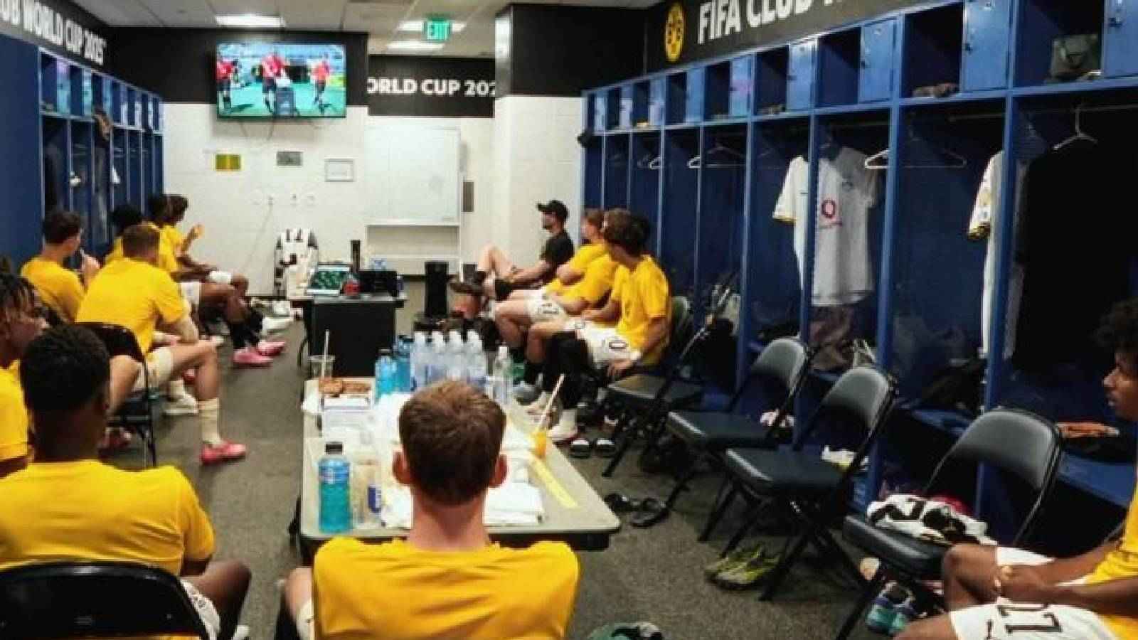 بسبب الجو الحار.. بدلاء دورتموند يتابعون المباراة من غرفة الملابس