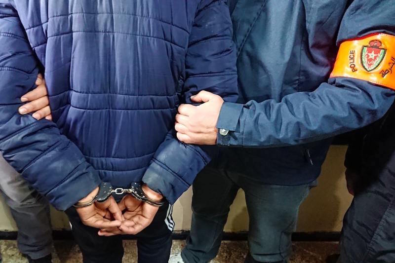 بعد ارتكابه حادثة في حالة سكر.. أمن ابن جرير يعتقل “بزناس” ويحجز 220 قرص مهلوسا و5 صفائح من الشيرا