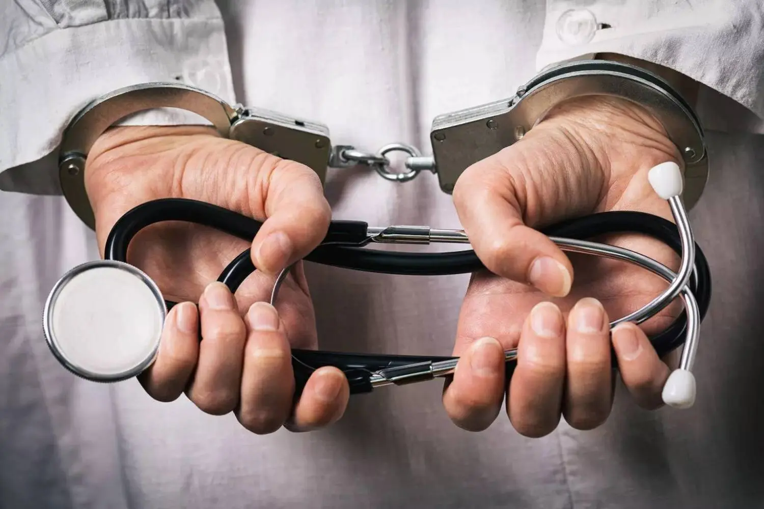 التحقيق مع طبيب نفسي يشتبه تورطه في الاستغلال الجنسي لمريضاته
