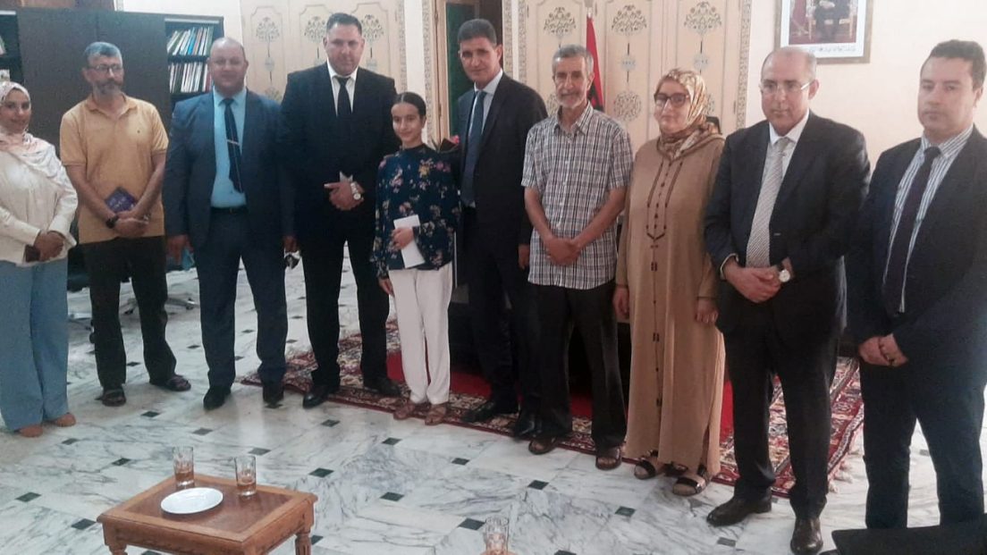 الكراب عامل شيشاوة يكرم المتفوقة فاطمة الزهراء سباعي صاحبة أعلى معدل بالإقليم