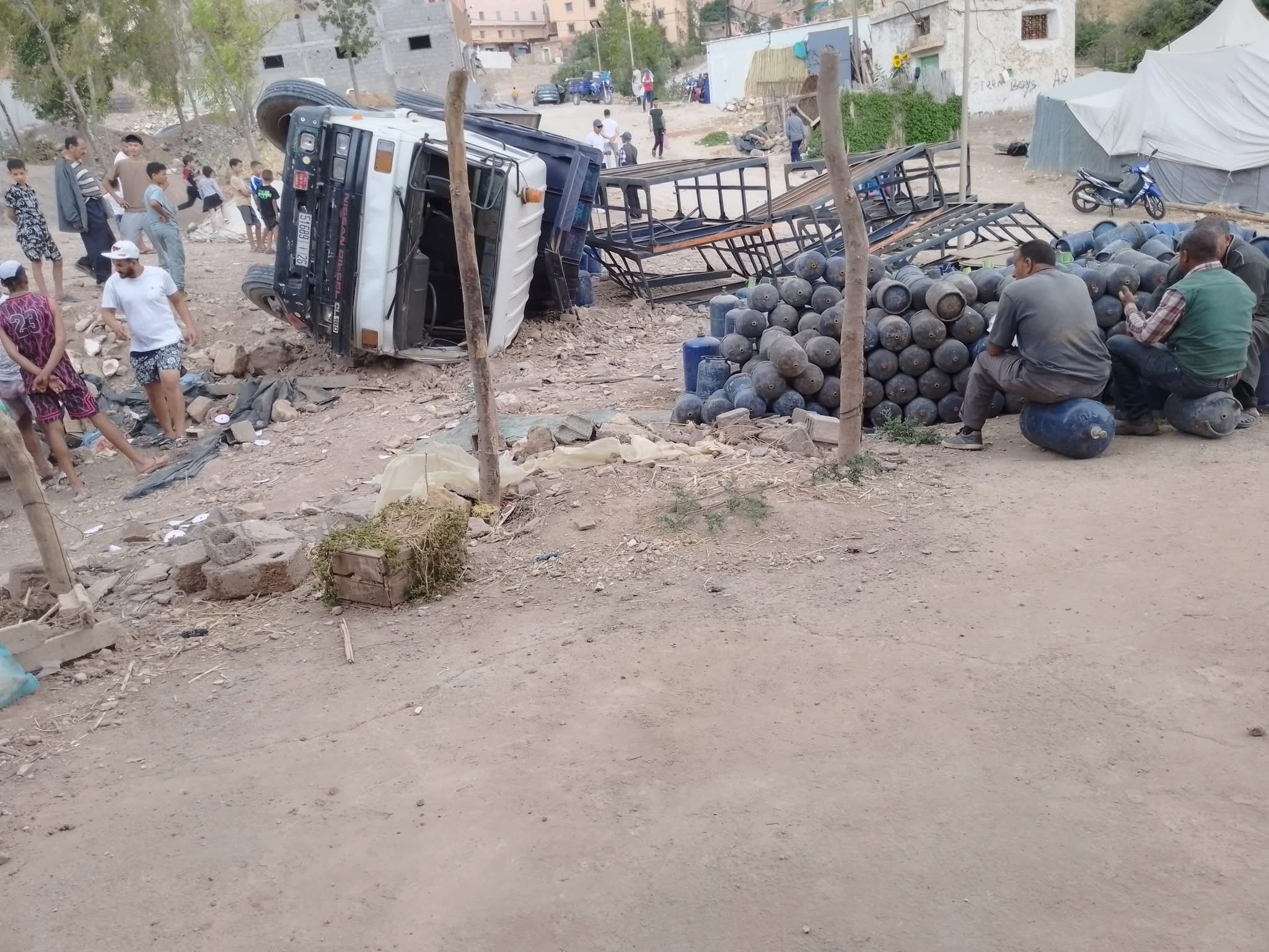 اقليم الحوز.. نجاة سائق بأعجوبة بعد انقلاب شاحنة لغاز البوتان بمركز مولاي إبراهيم
