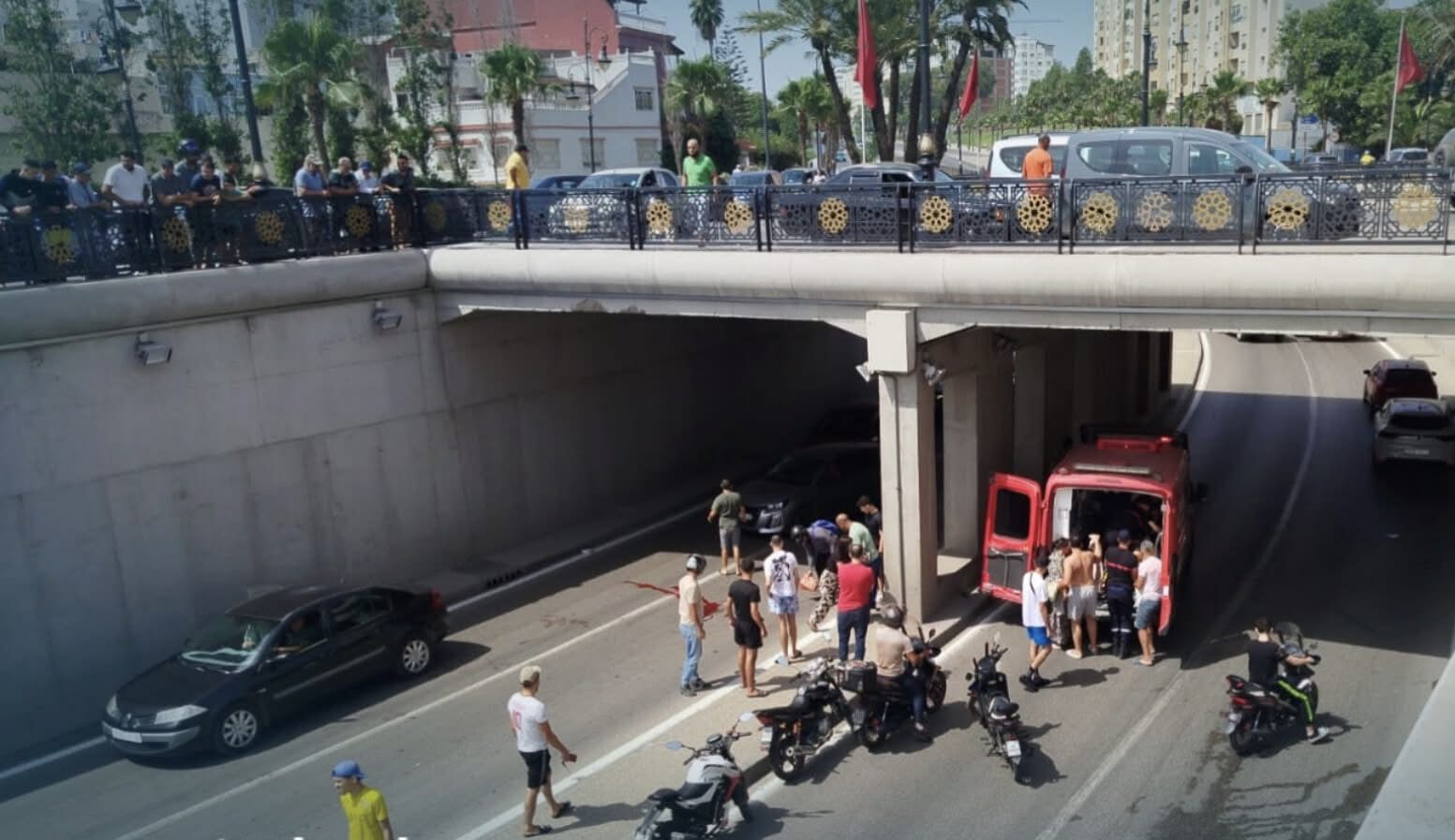 حادث سير مروع في نفق بمركز طنجة.. وفاة شاب وإصابة آخر بانقلاب دراجة نارية