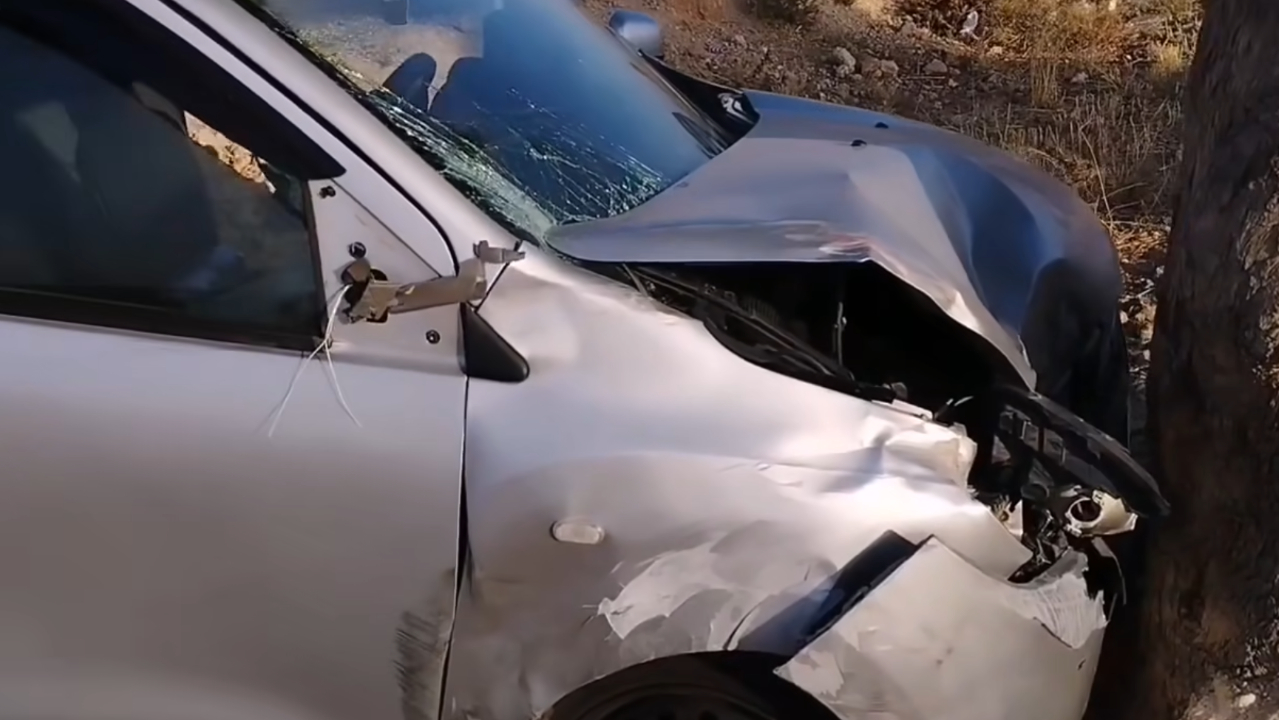 نجاة أسرة من حادث مروع بين آسفي وبوگدرة بعد اصطدام سيارتهم بشجرة