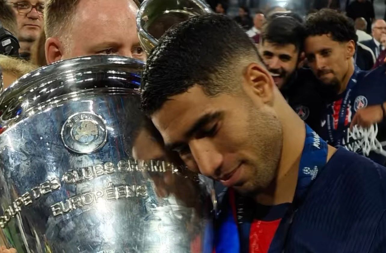 حكيمي يتلقى مفاجأة من زملائه في المنتخب المغربي