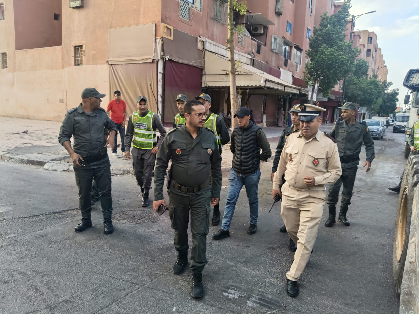 حملة واسعة لتحرير الملك العمومي بمراكش تسفر عن حجز وإتلاف عشرات العربات والفاترينات