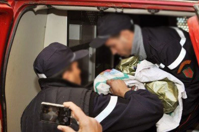العثور على رضيع متخلى عنه ملفوف في قماش يستنفر الشرطة