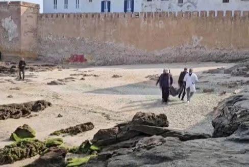 العثور على جثة أربعيني مضرجا في دمائه مجهول الهوية يستنفر المصالح الأمنية بالصويرة