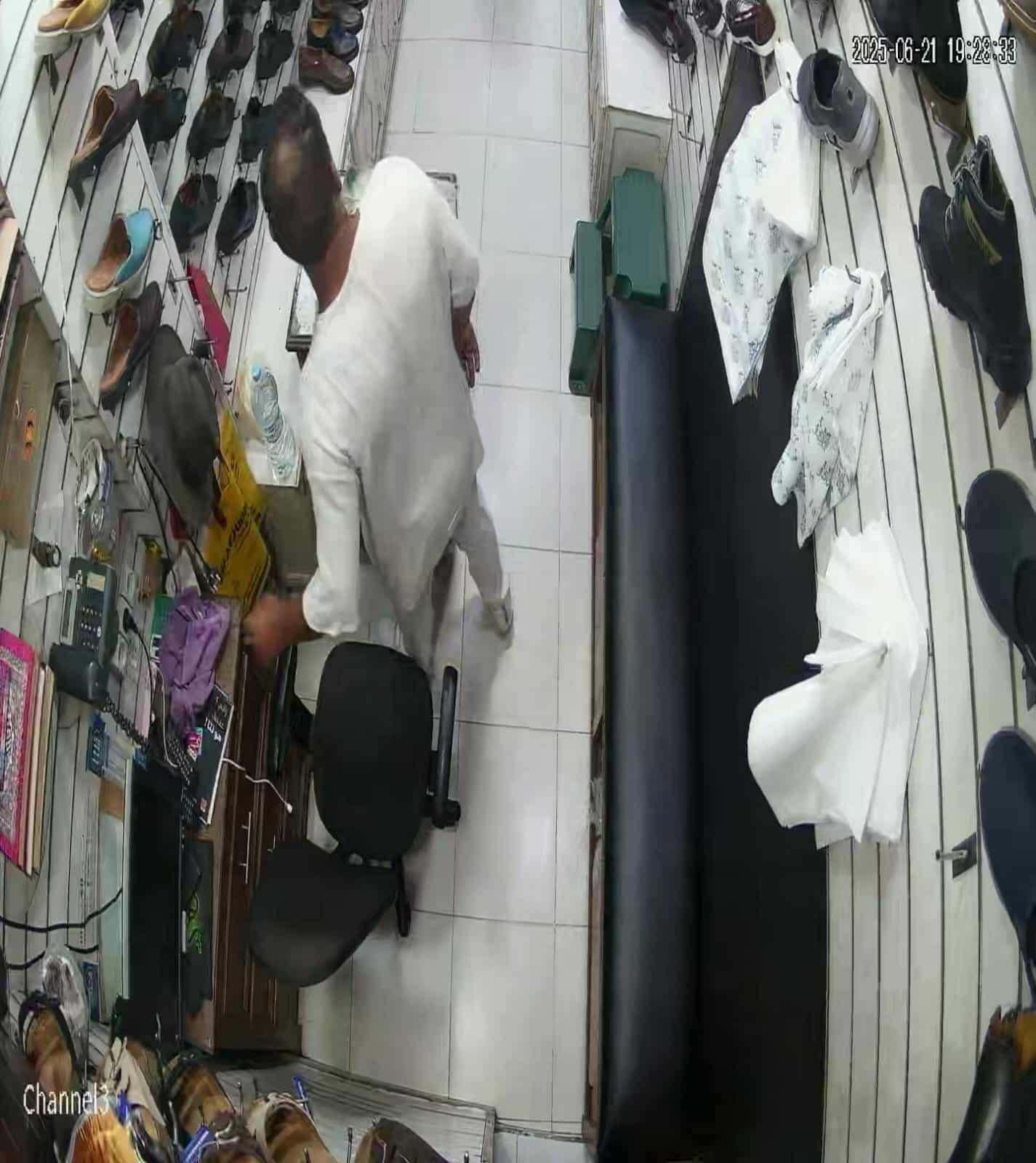 مراكش.. كاميرا المراقبة تكشف هوية لص سرق هاتفًا من محل بالاحباس