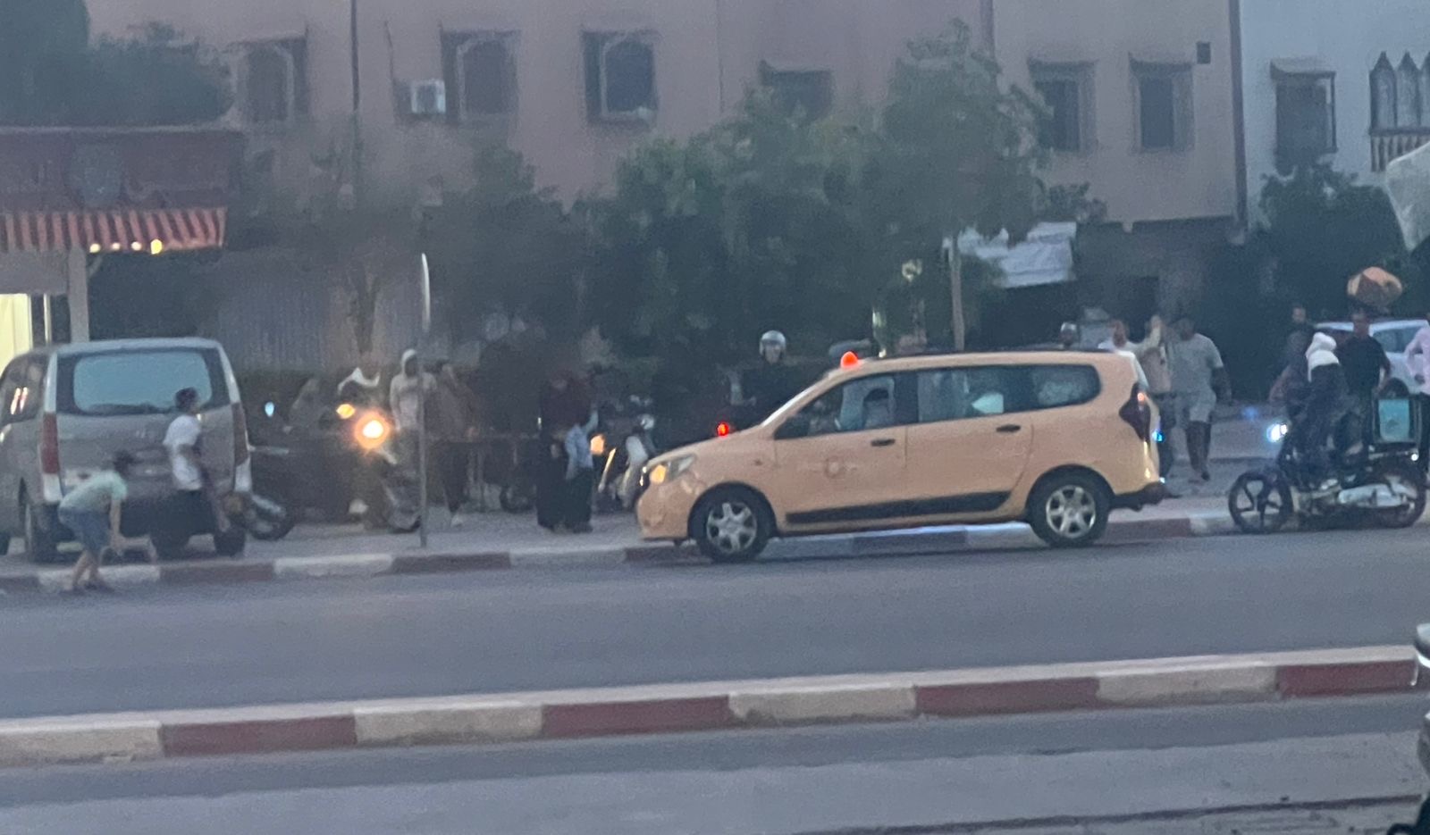 حادثة سير بين سيارة أجرة كبيرة ودراجة نارية بشارع كماسة