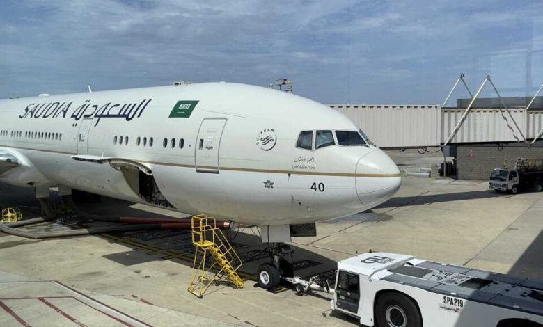 بلاغ كاذب يرغم طائرة تقل 378 حاجا على تغيير وجهتها