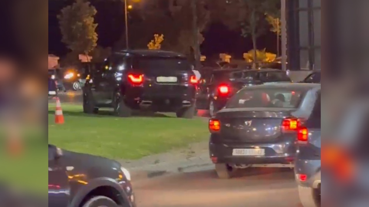 طنجة: توقيف سائق متهور قاد سيارته فوق مدار “مركز الاستقبال”
