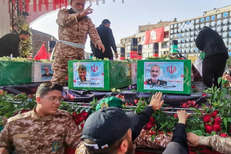 إيران تشيّع قادة عسكريين وعلماء نوويين قتلوا بضربات إسرائيل