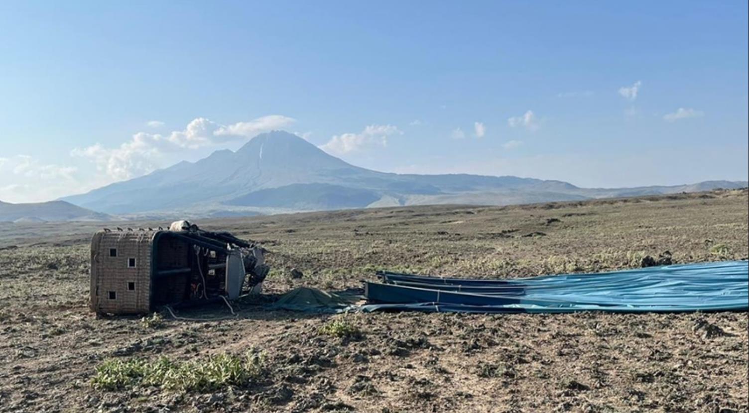 وفاة ربان وإصابة 31 سائحاً بتحطم منطادين هوائيين في تركيا