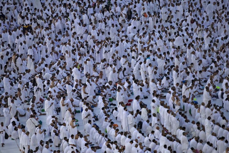أول أيام التشريق.. الحجاج يواصلون رمي الجمرات الثلاث