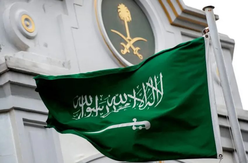 السعودية تشرع في تنفيذ تمديد تأشيرات الزيارة المنتهية بشرط المغادرة خلال 30 يوما
