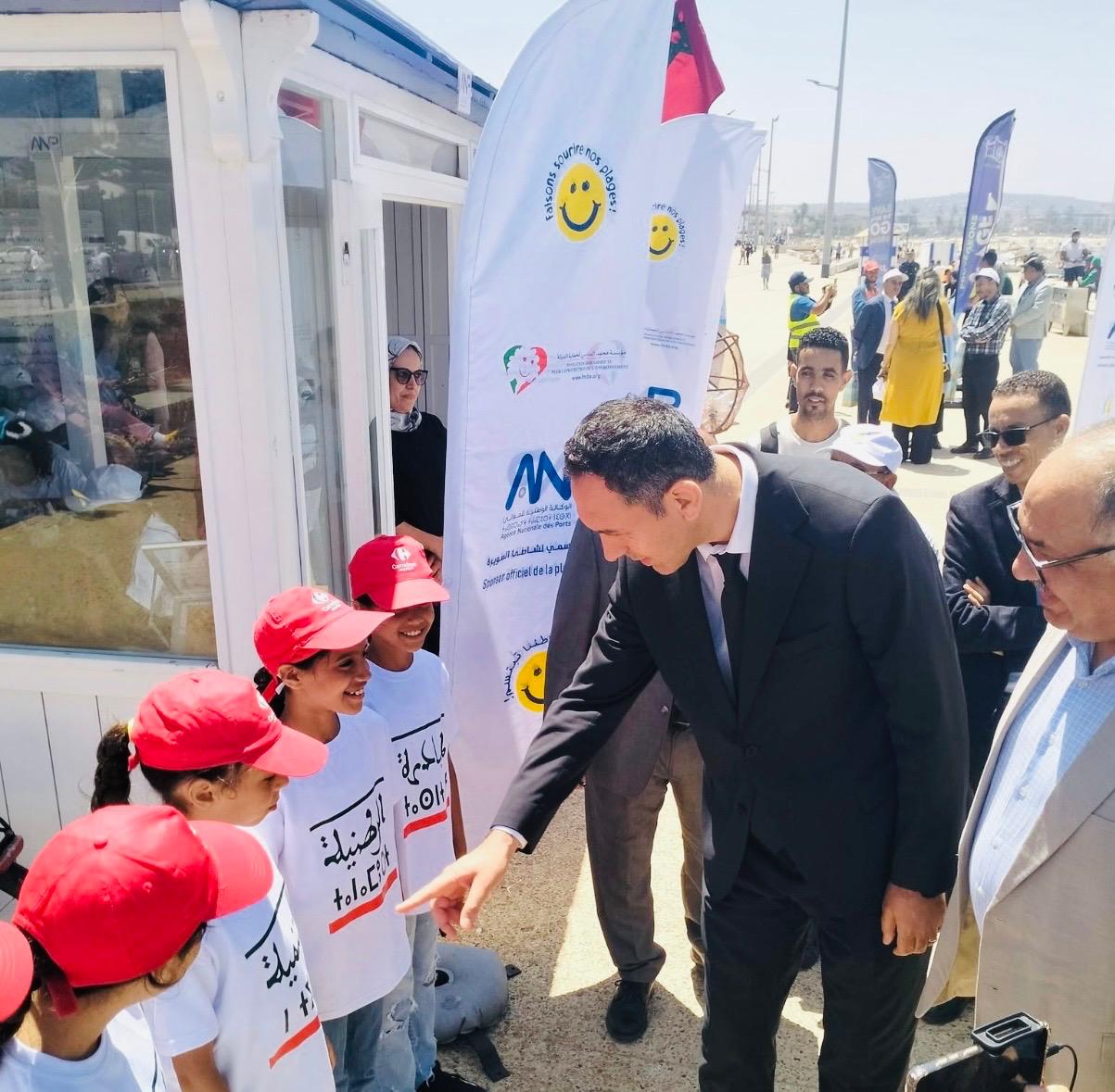 رشيد عامل الإقليم يشرف على عملية رفع اللواء الأزرق بشاطئ الصويرة +ضور