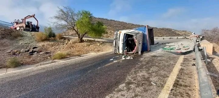 انقلاب شاحنة مواد بناء يستنفر سلطات الحوز