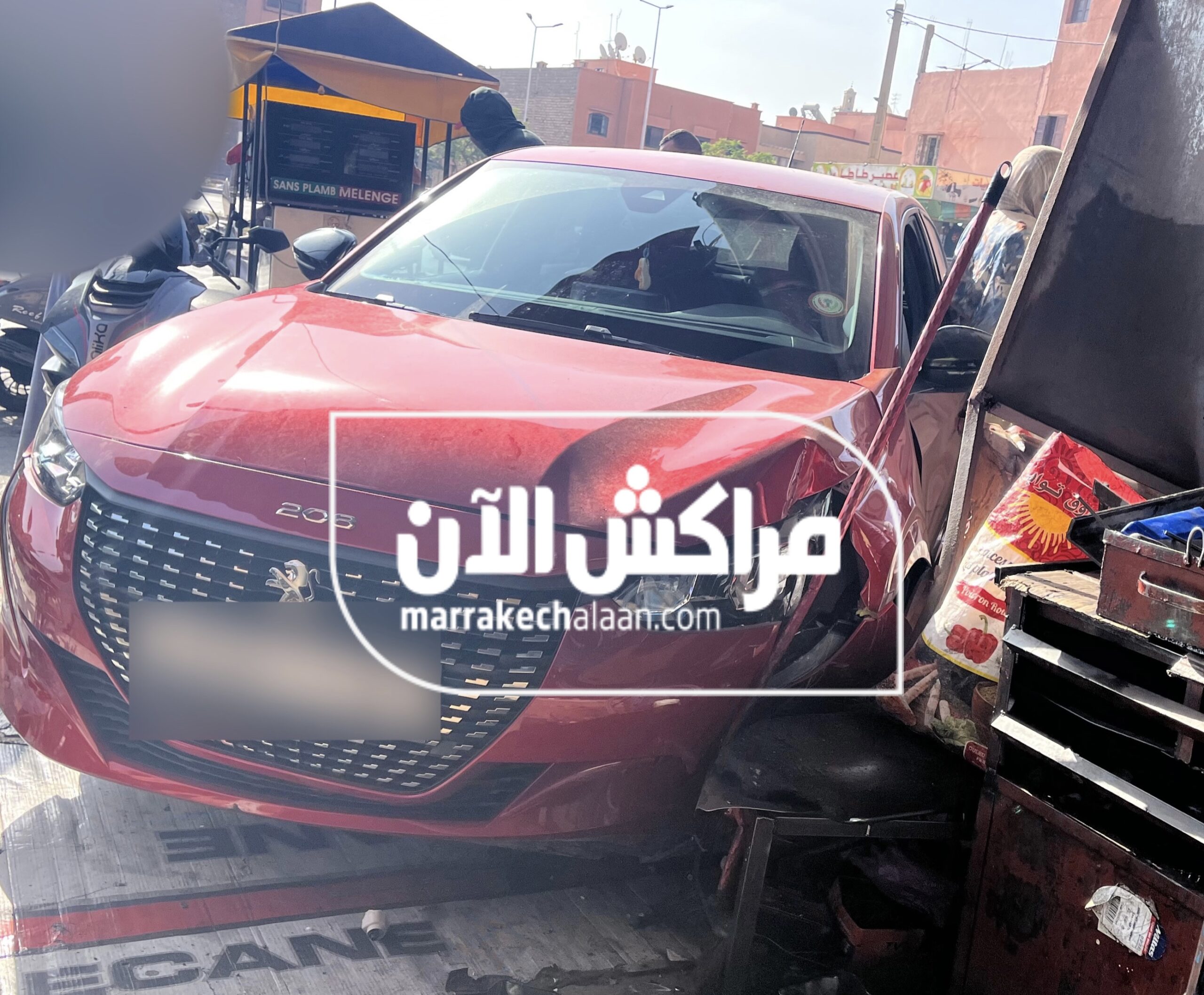 حادث سير خطير اثر انحراف سيارة خفيفة واصطدامها بمحل لإصلاح الدراجات بمراكش