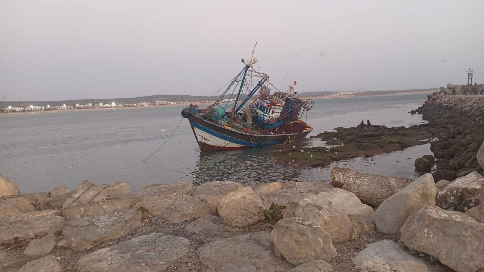 إنقاذ طاقم مركب صيد بعد حادث جنوحه بمحاذاة الحاجز الوقائي بميناء الصويرة