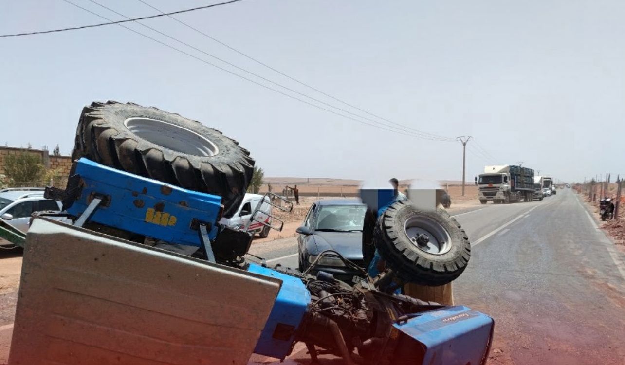 حادث مروع يقلب جراراً في الشماعية ونجاة سائقين بأعجوبة حادث مروع يقلب جراراً في الشماعية ونجاة سائقين بأعجوبة