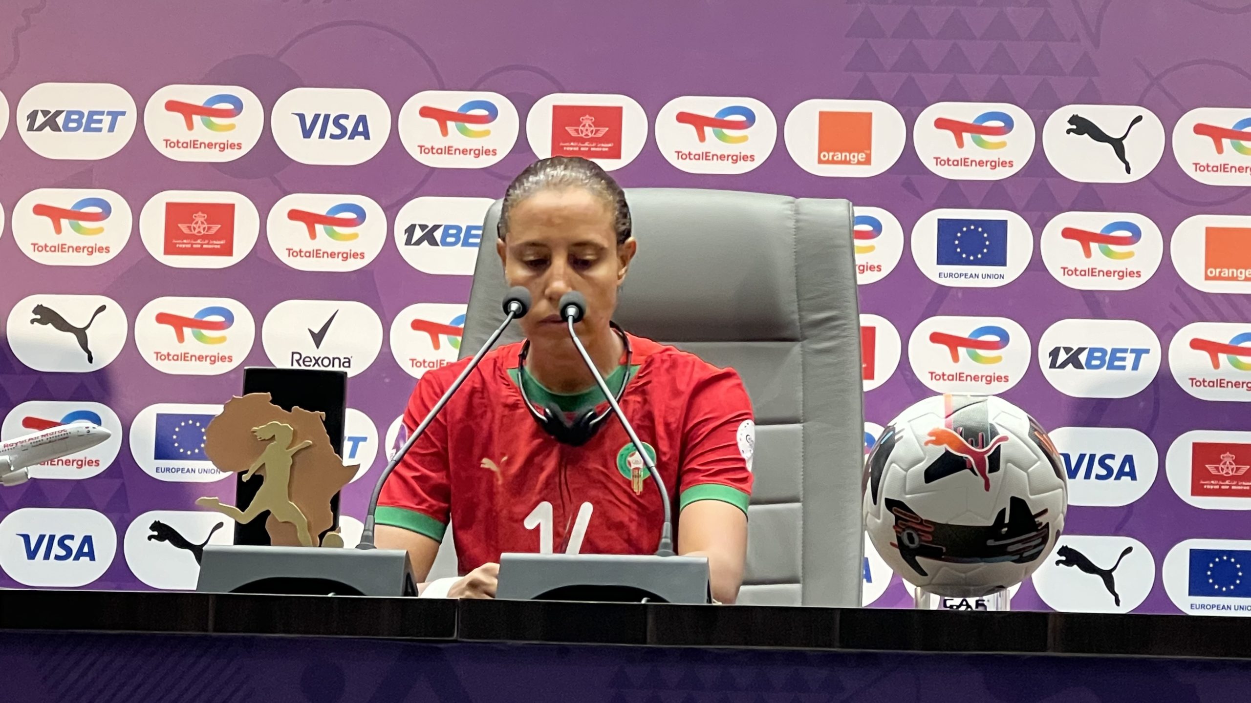 عزيزة الرباح تتوج بجائزة افضل لاعبة في مباراة المنتخب النسوي ضد السينغال