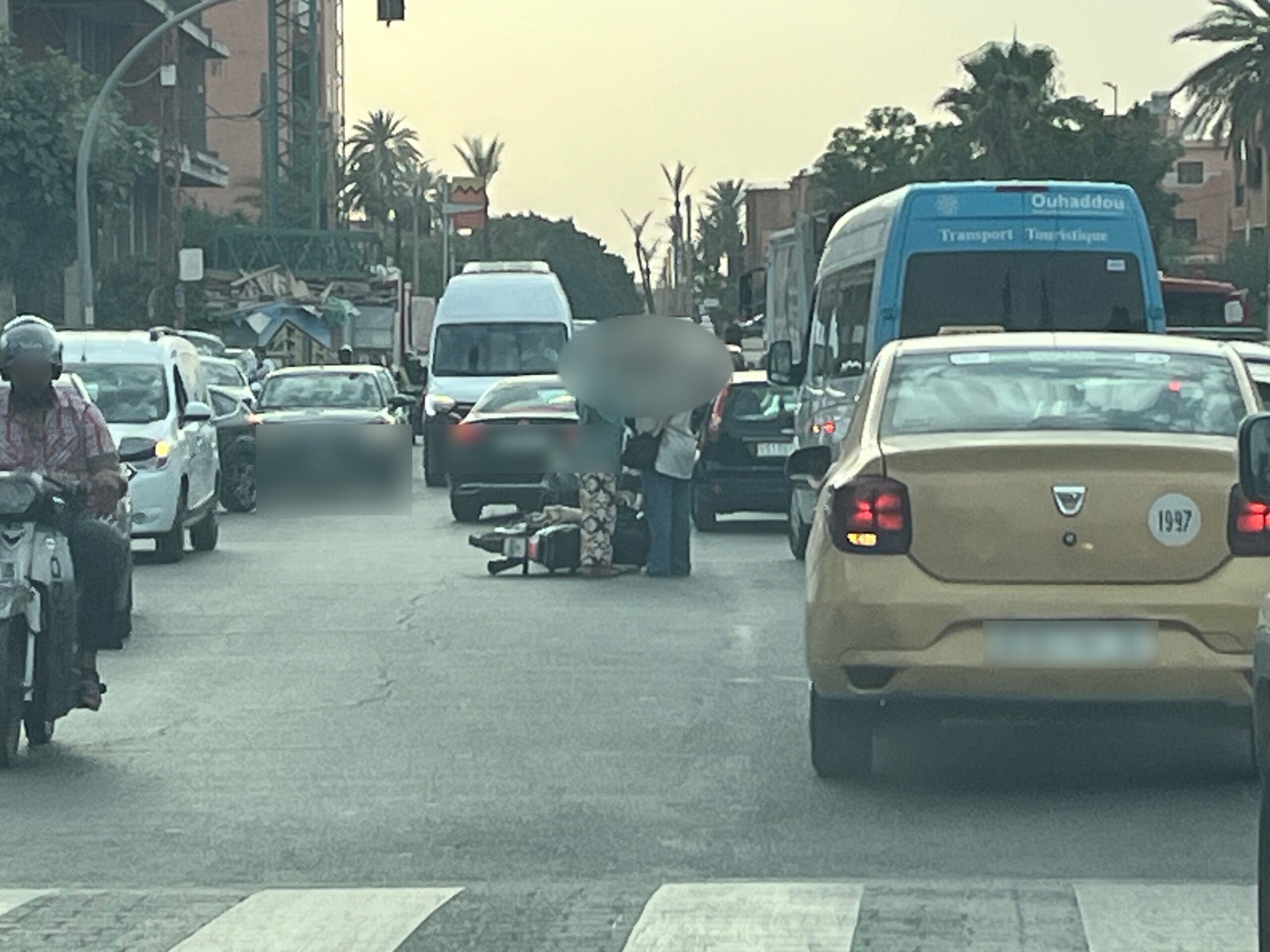 حادث سير خطير بمراكش يُخلف اصابة سائق دراجة نارية بكسر