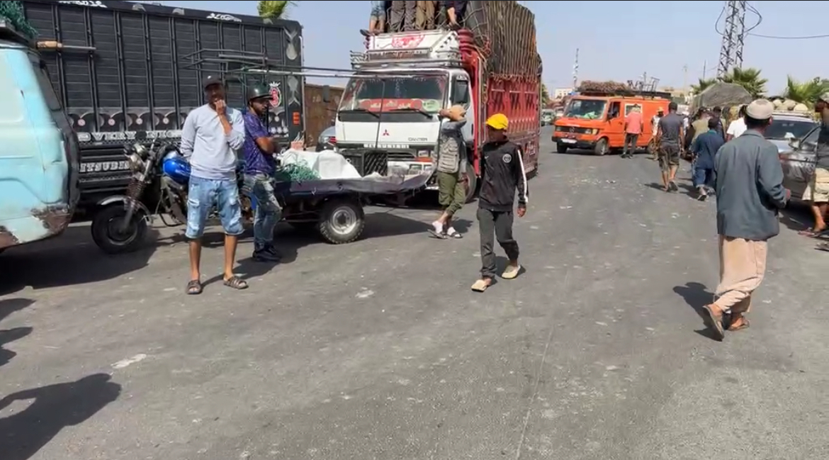 اقليم آسفي.. غضب في سوق جمعة اسحيم بسبب الزيادة في رسوم دخول الشاحنات والسلطات تتدخل لتهدئة الأوضاع