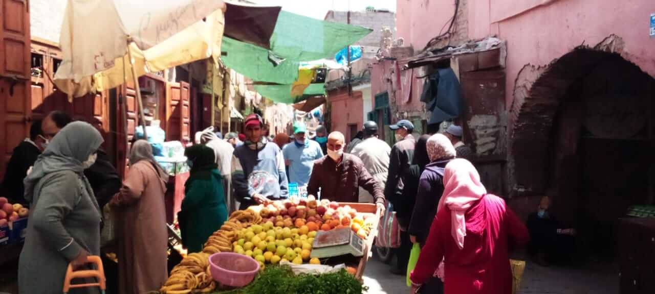 ساكنة درب النخلة بباب دكالة تستنكر فوضى شاحنات نقل الدجاج وتدعو لحلول جذرية
