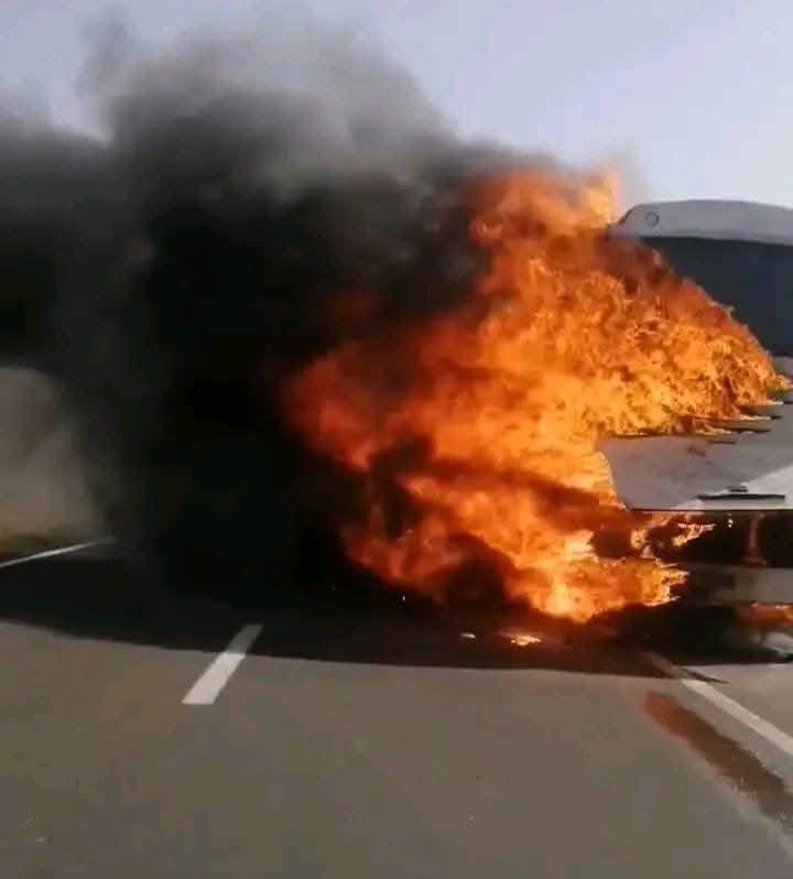 بالصور.. حريق مهول يأتي على حافلة لنقل المسافرين قرب صخور الرحامنة دون تسجيل خسائر بشرية