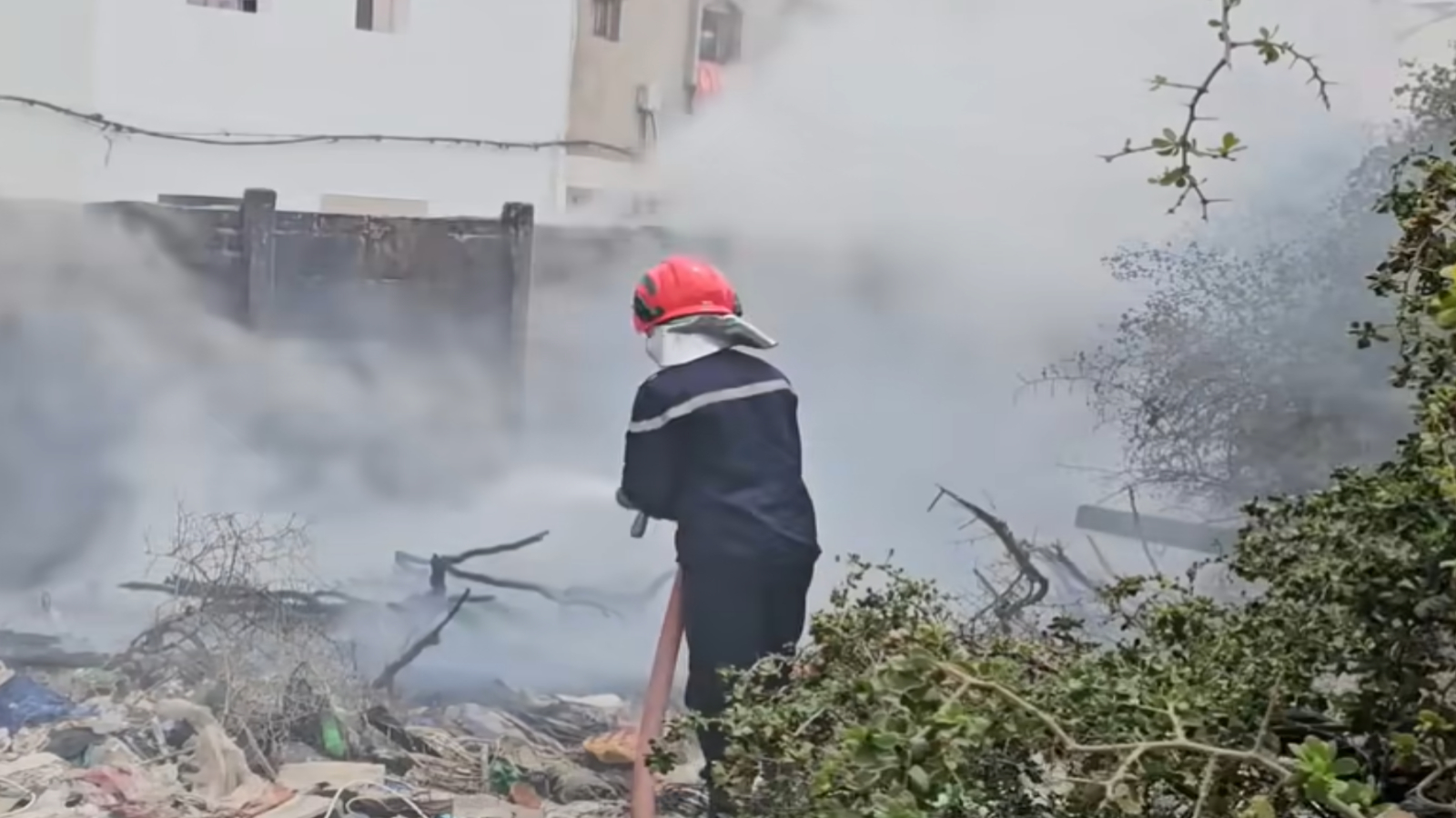 رجال مطافئ وشباب يسيطرون على حريق قرب محطة كهربائية بالصويرة
