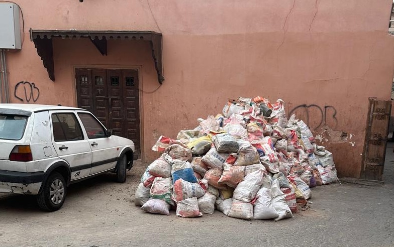 بالصور.. أكياس مخلفات البناء تغزو أزقة سيدي بن سليمان بالمدينة العتيقة بمراكش